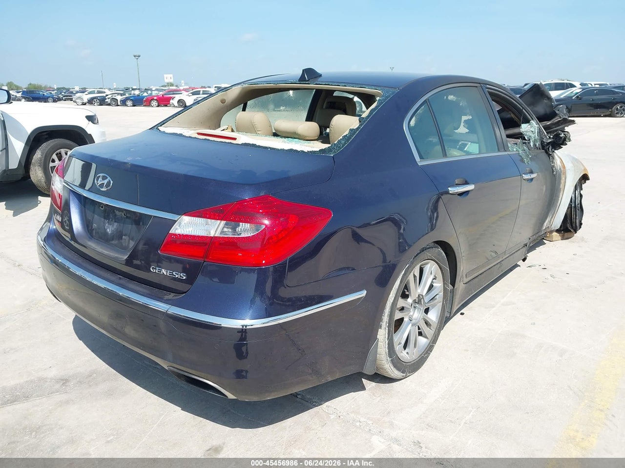 2013 HYUNDAI GENESIS 3.8 · 4/10