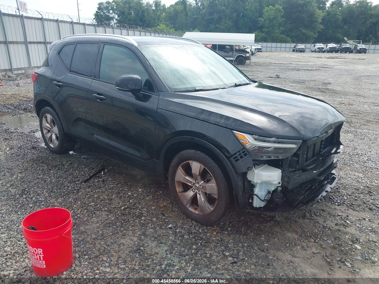 YV4162UK2L2****** · 2020 VOLVO XC40 T5 MOMENTUM