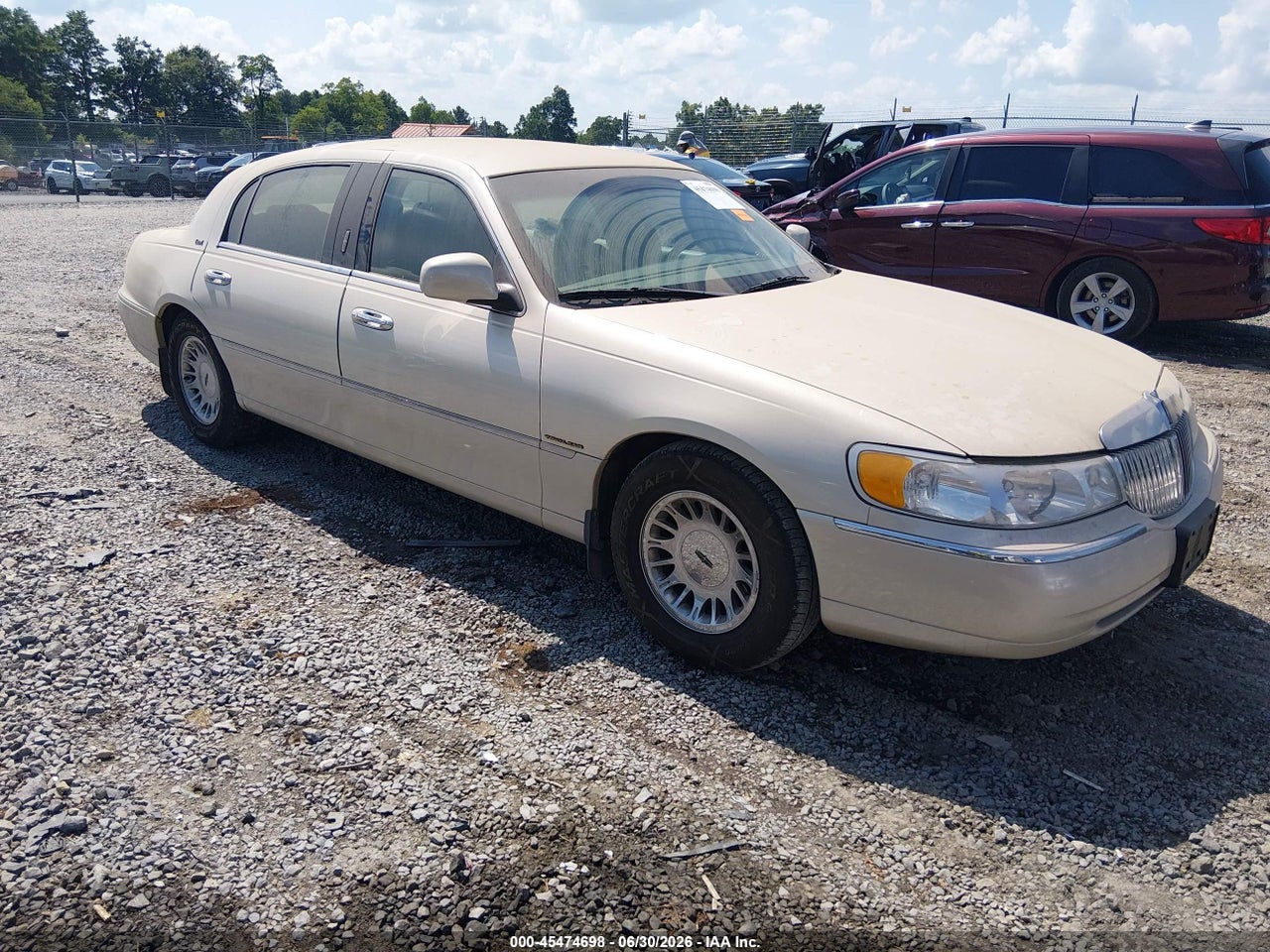 1LNHM85WX1Y****** · 2001 LINCOLN TOWN CAR CARTIER