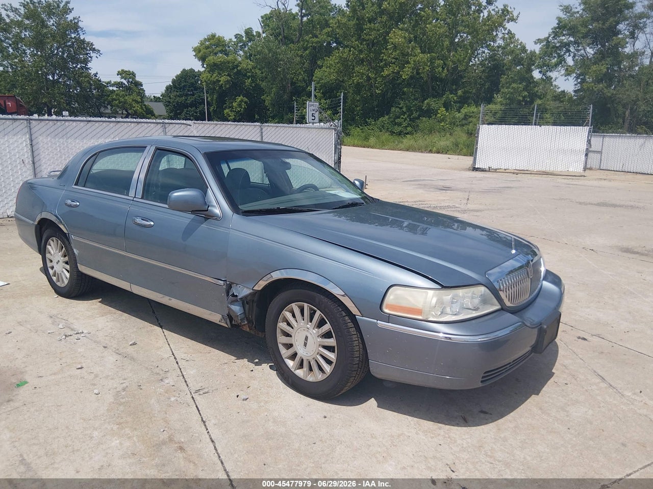 1LNHM81W44Y****** · 2004 LINCOLN TOWN CAR SIGNATURE