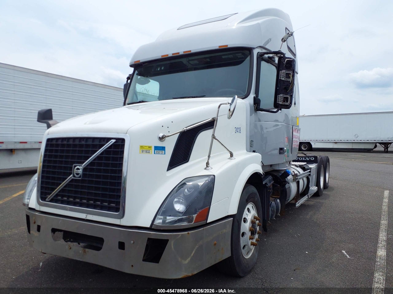 2016 VOLVO VN · 2/4