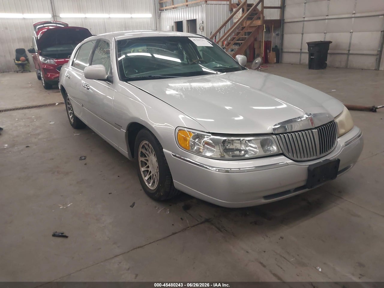 1LNHM82W41Y****** · 2001 LINCOLN TOWN CAR SIGNATURE