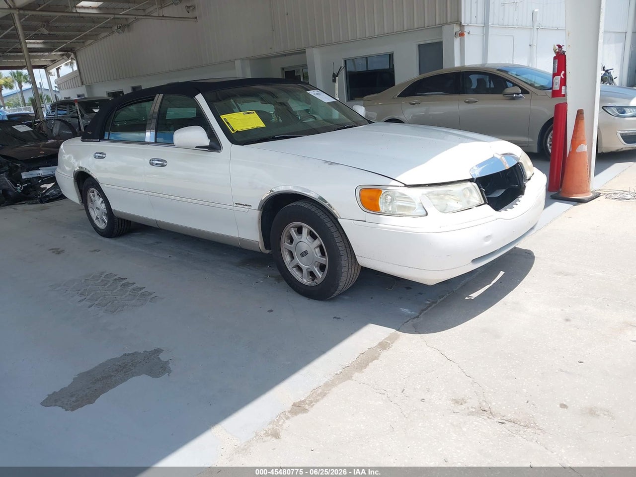 1LNHM82W1YY****** · 2000 LINCOLN TOWN CAR SIGNATURE