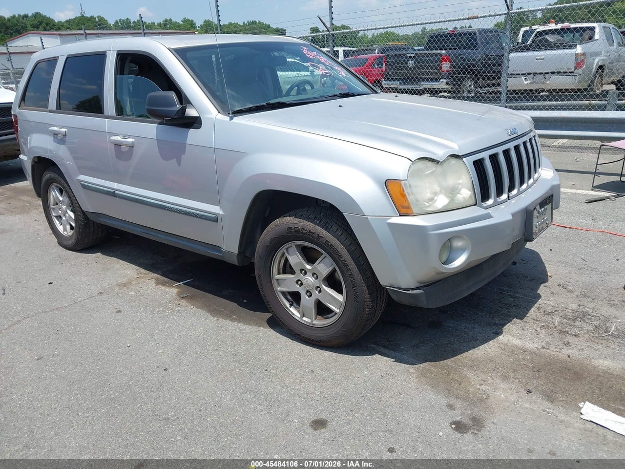 1J8GR48K47C****** · 2007 JEEP GRAND CHEROKEE LAREDO