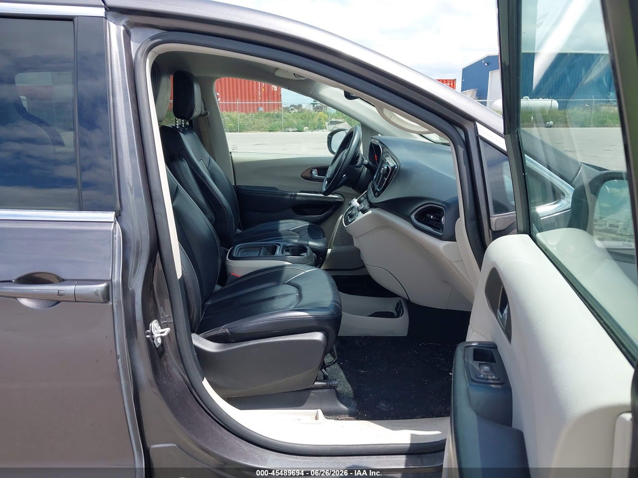 2020 CHRYSLER VOYAGER LXI · 5/11