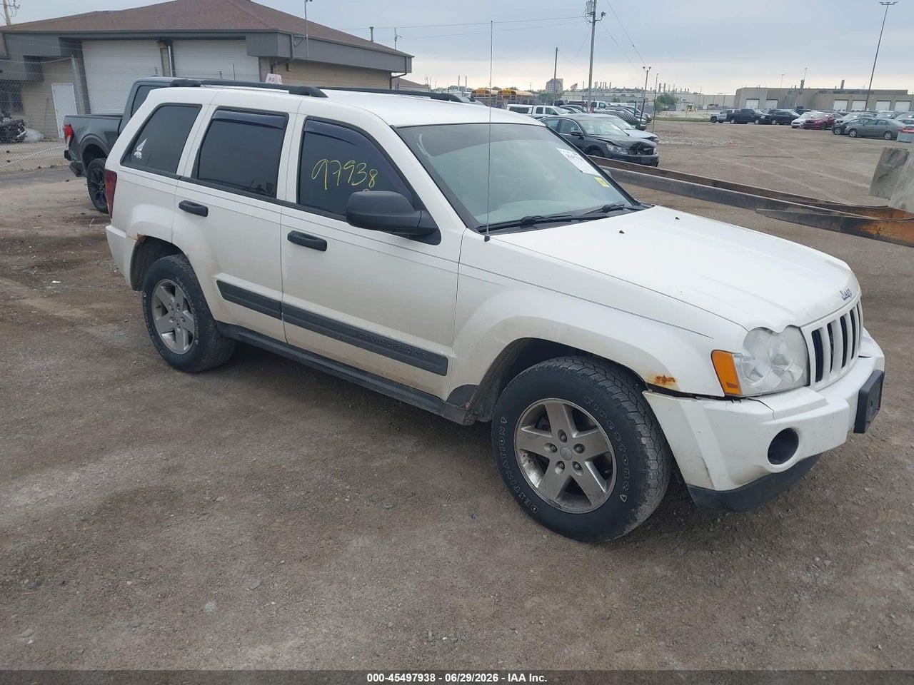 1J4GR48KX5C****** · 2005 JEEP GRAND CHEROKEE LAREDO
