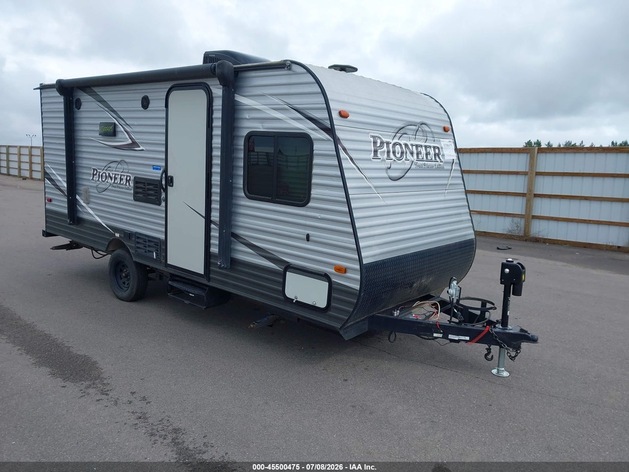 5SFPB2211JE****** · 2018 HEARTLAND RV PIONEER