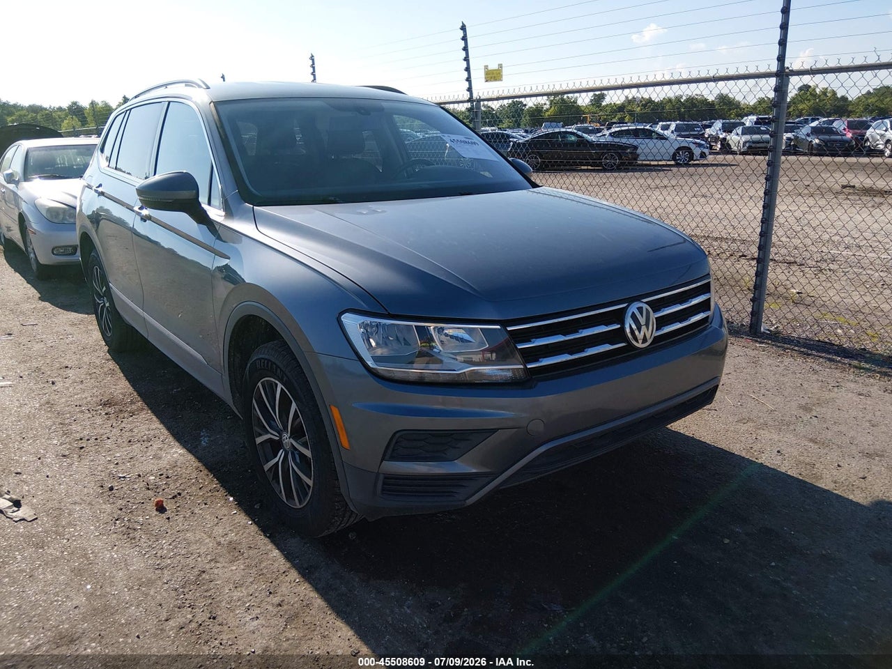 3VV3B7AX7LM****** · 2020 VOLKSWAGEN TIGUAN 2.0T SE/2.0T SE R-LINE BLACK/2.0T SEL
