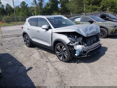 2025 VOLVO XC40 B5 PLUS BRIGHT THEME