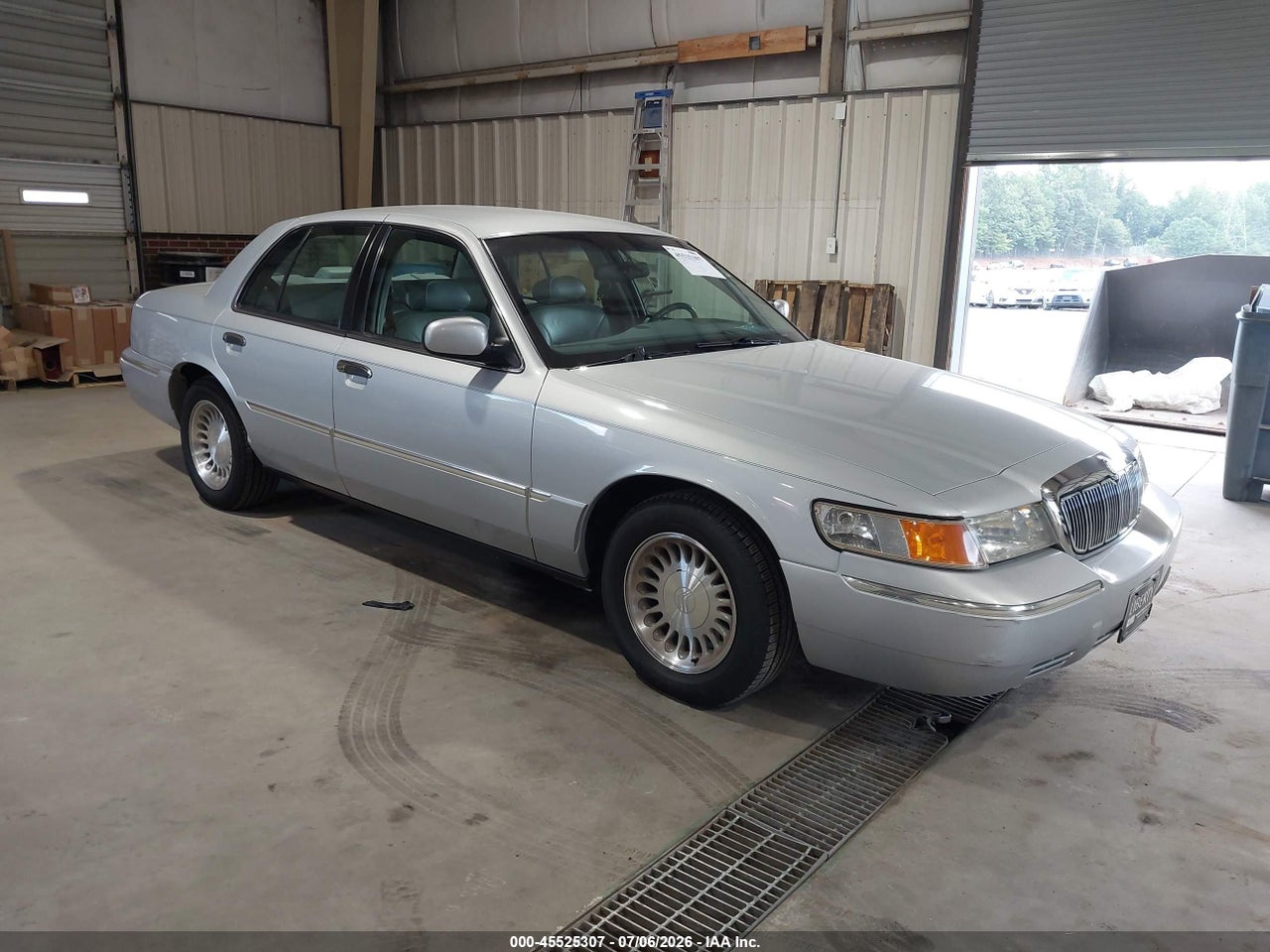 2MEFM75W8YX****** · 2000 MERCURY GRAND MARQUIS LS