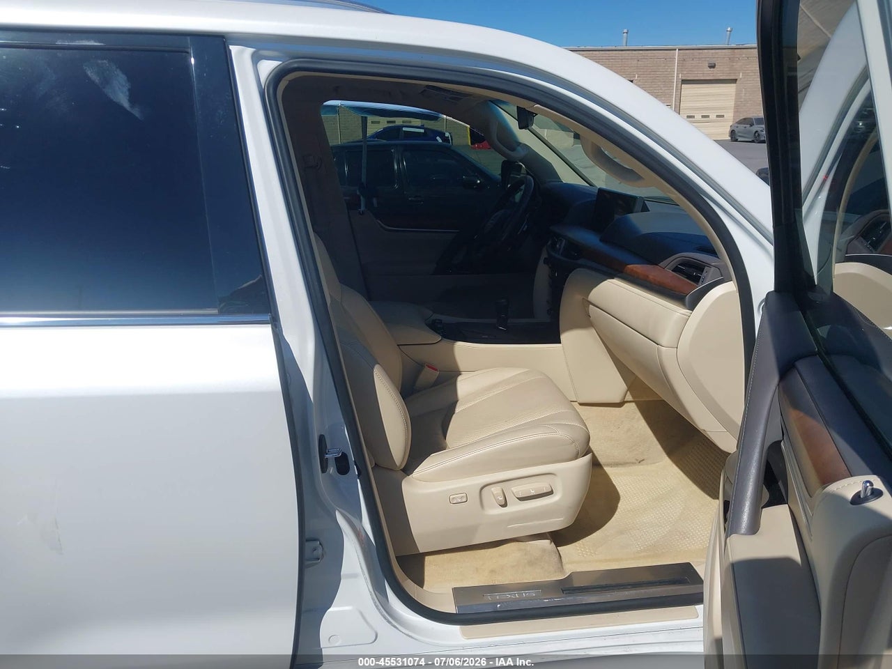 2019 LEXUS LX 570 TWO-ROW · 5/11