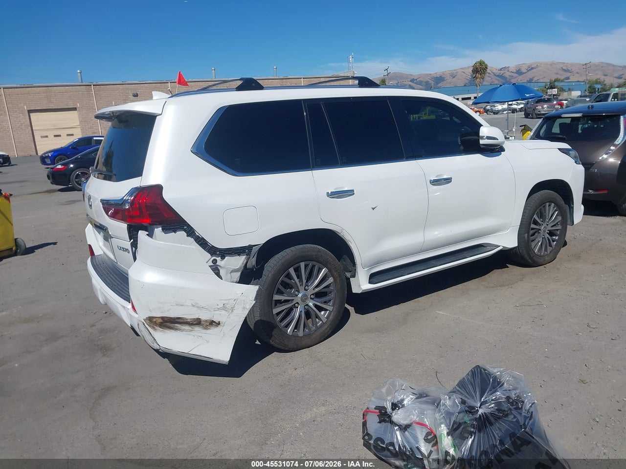 2019 LEXUS LX 570 TWO-ROW · 4/11