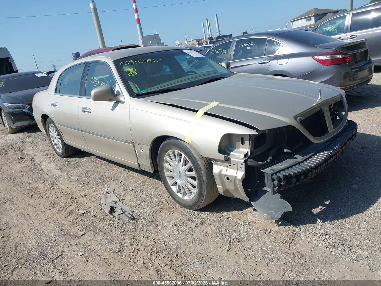 1LNHM81W94Y****** · 2004 LINCOLN TOWN CAR SIGNATURE