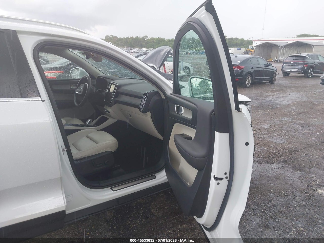 2024 VOLVO XC40 B5 PLUS BRIGHT THEME · 5/11