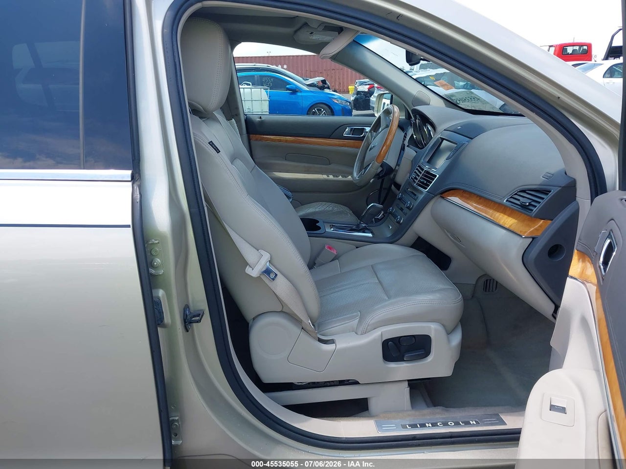 2010 LINCOLN MKT   · 5/11