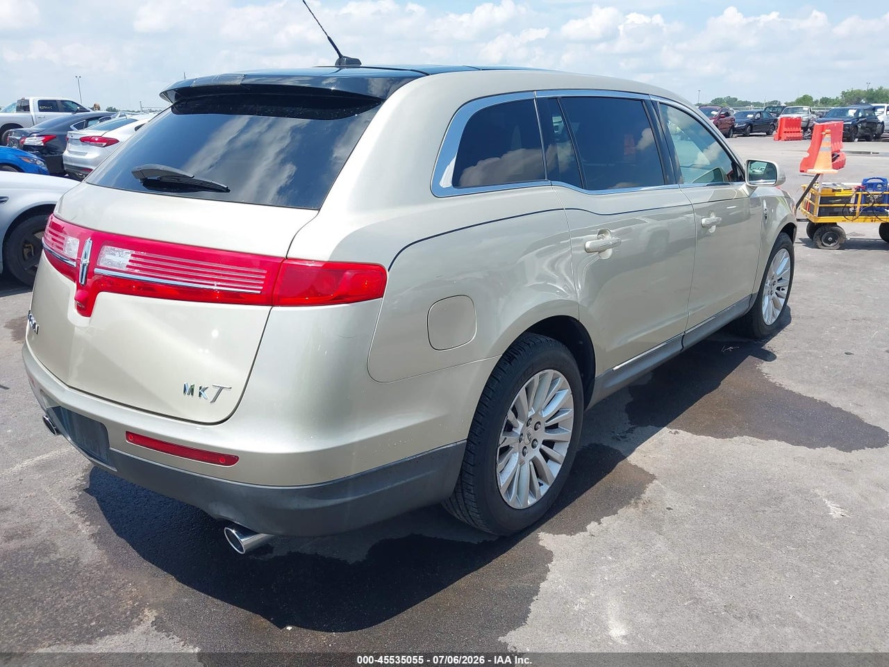 2010 LINCOLN MKT   · 4/11