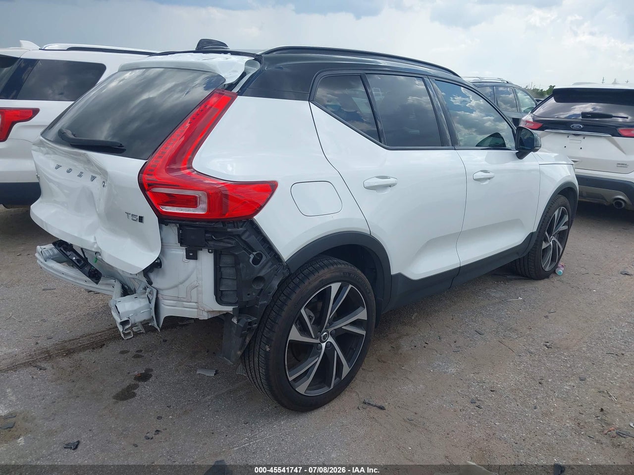 2021 VOLVO XC40 T5 R-DESIGN · 4/11