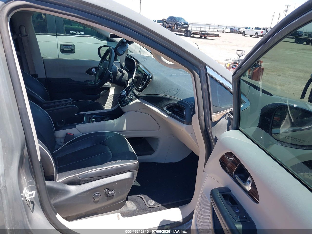 2023 CHRYSLER PACIFICA LIMITED · 5/11