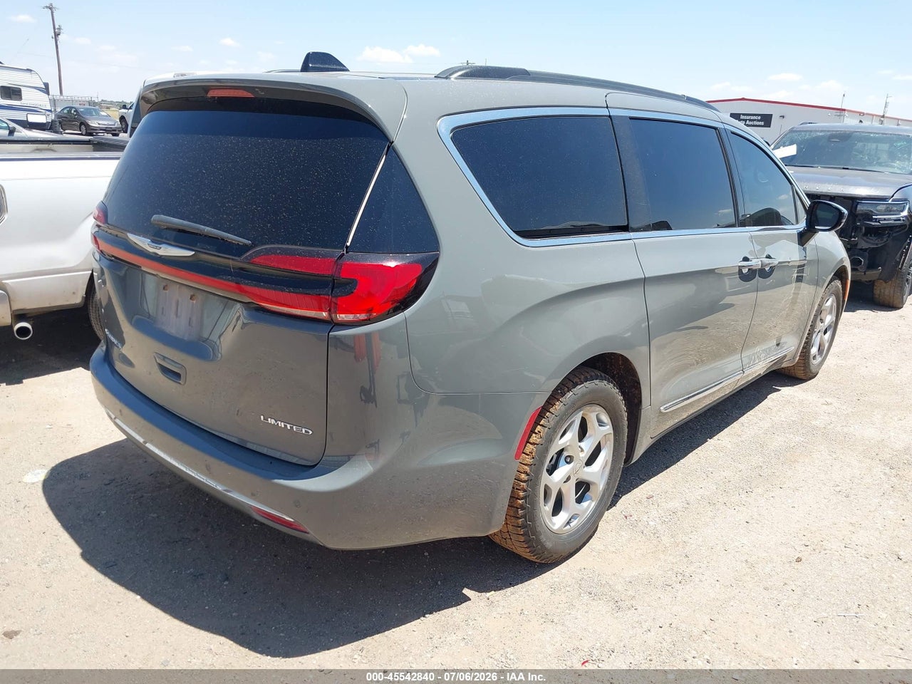2023 CHRYSLER PACIFICA LIMITED · 4/11