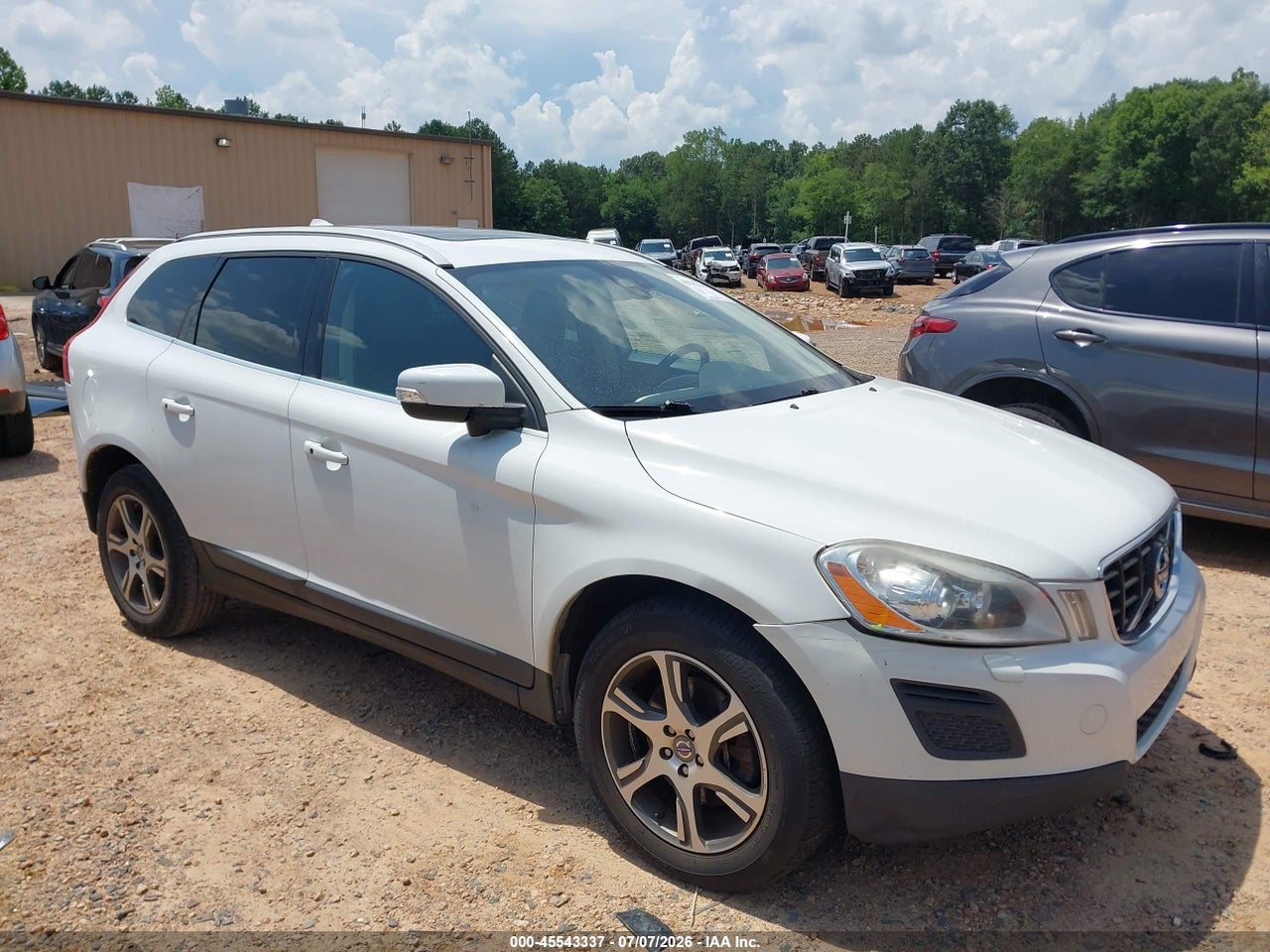 YV4902DZ3B2****** · 2011 VOLVO XC60 T6/T6 R-DESIGN