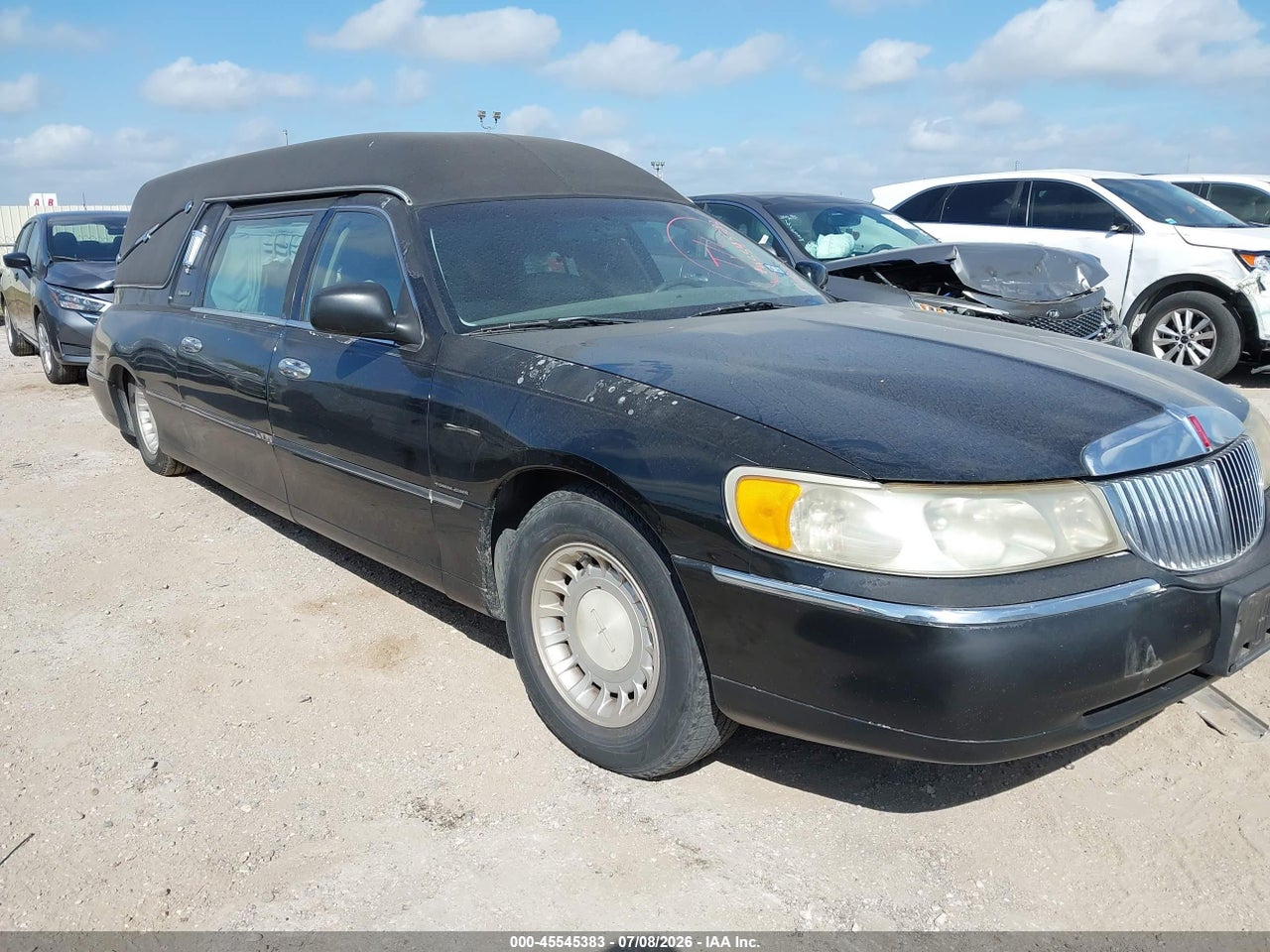 1LJFM81W6YY****** · 2000 LINCOLN TOWN CAR EXECUTIVE