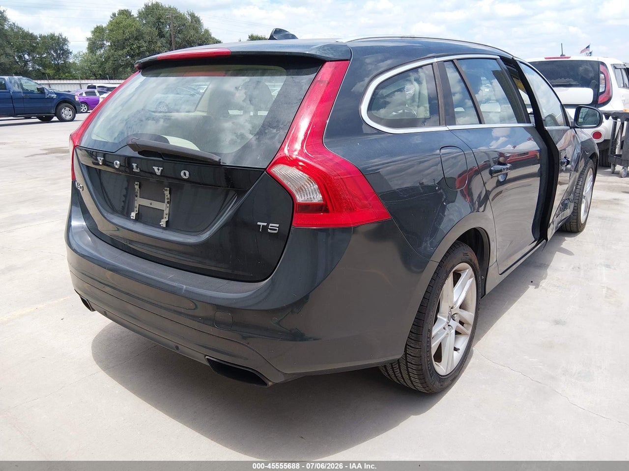 YV140MEK1F1****** · 2015 VOLVO V60 T5 PREMIER · 4/11