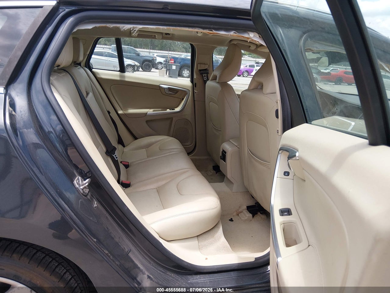 YV140MEK1F1****** · 2015 VOLVO V60 T5 PREMIER · 8/11