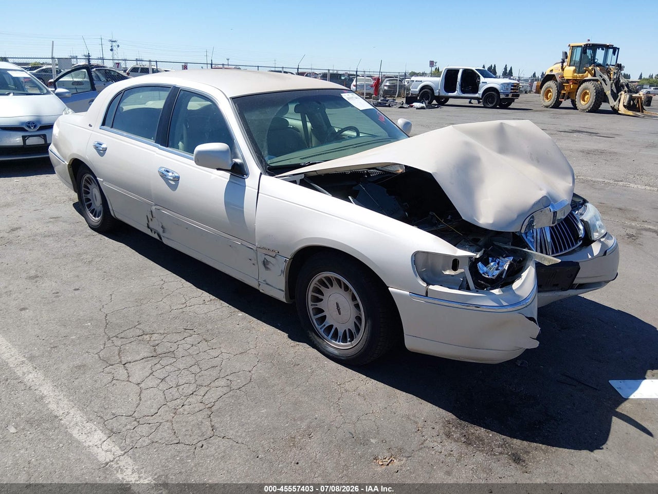 1LNHM83W41Y****** · 2001 LINCOLN TOWN CAR CARTIER
