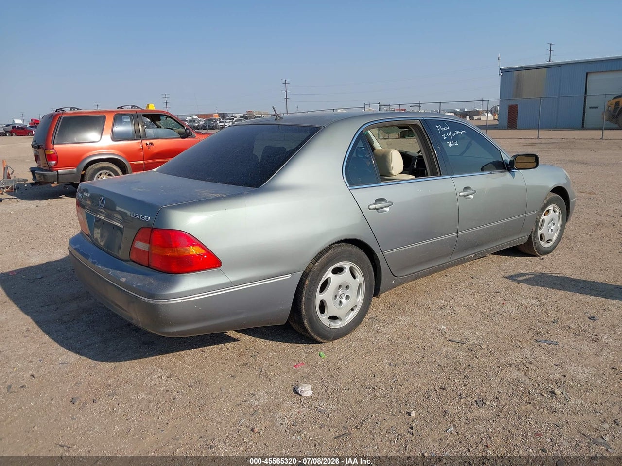 2001 LEXUS LS 430   · 4/10