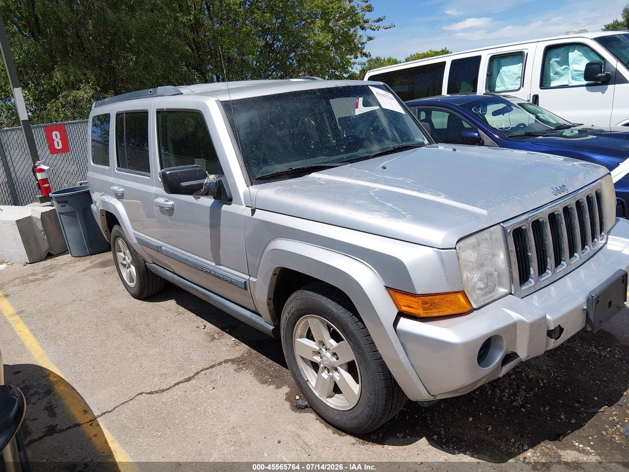 1J8HG48K38C****** · 2008 JEEP COMMANDER SPORT