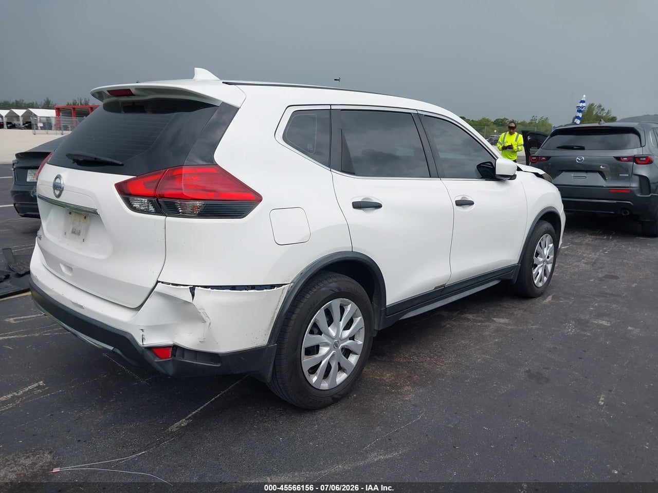 2017 NISSAN ROGUE S · 4/11