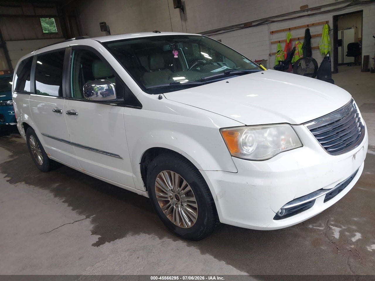2A4RR6DG9BR****** · 2011 CHRYSLER TOWN &amp; COUNTRY LIMITED
