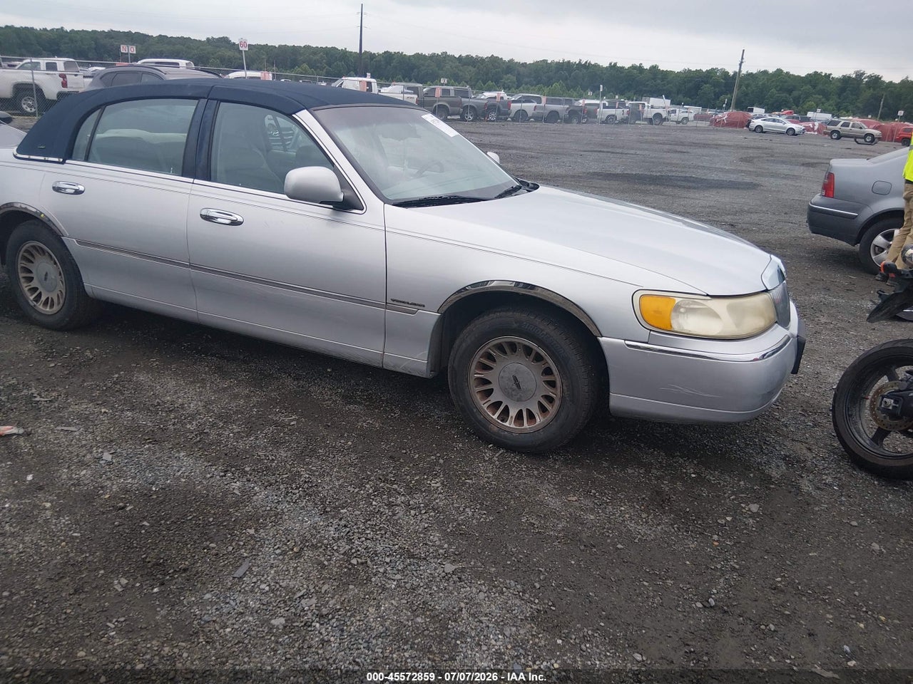 1LNHM83W6XY****** · 1999 LINCOLN TOWN CAR CARTIER