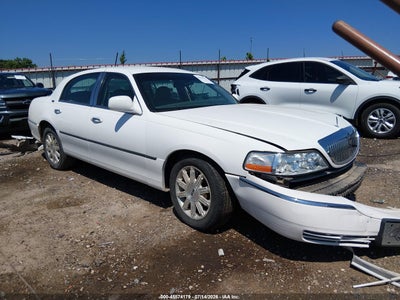 2LNBL8CV1AX****** · 2010 LINCOLN TOWN CAR SIGNATURE LIMITED