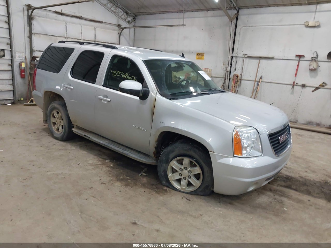 1GKS2AE06BR****** · 2011 GMC YUKON SLE