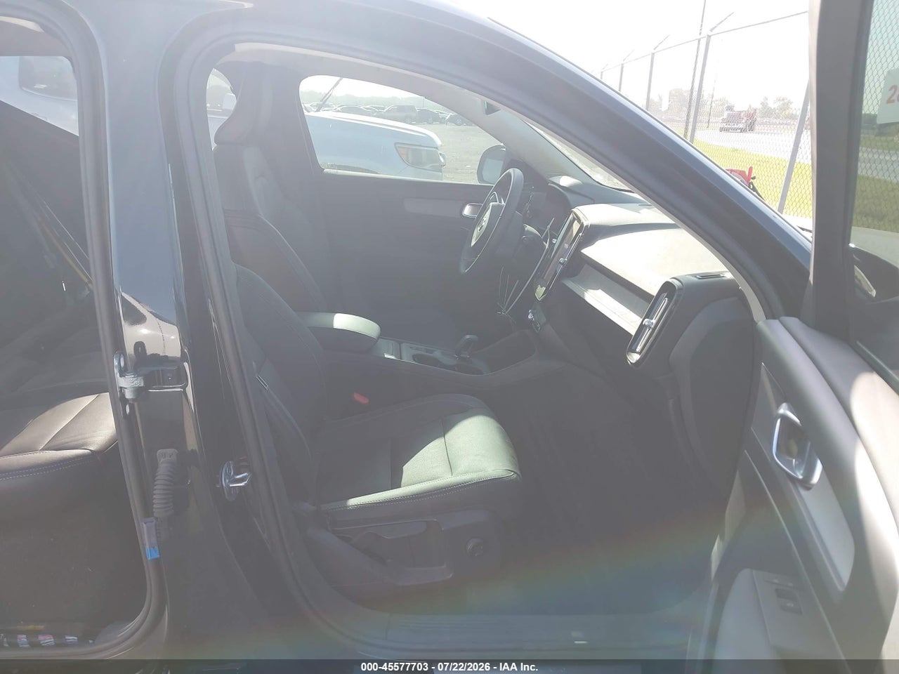 YV4L12UK2R2****** · 2024 VOLVO XC40 B5 CORE BRIGHT THEME · 5/11