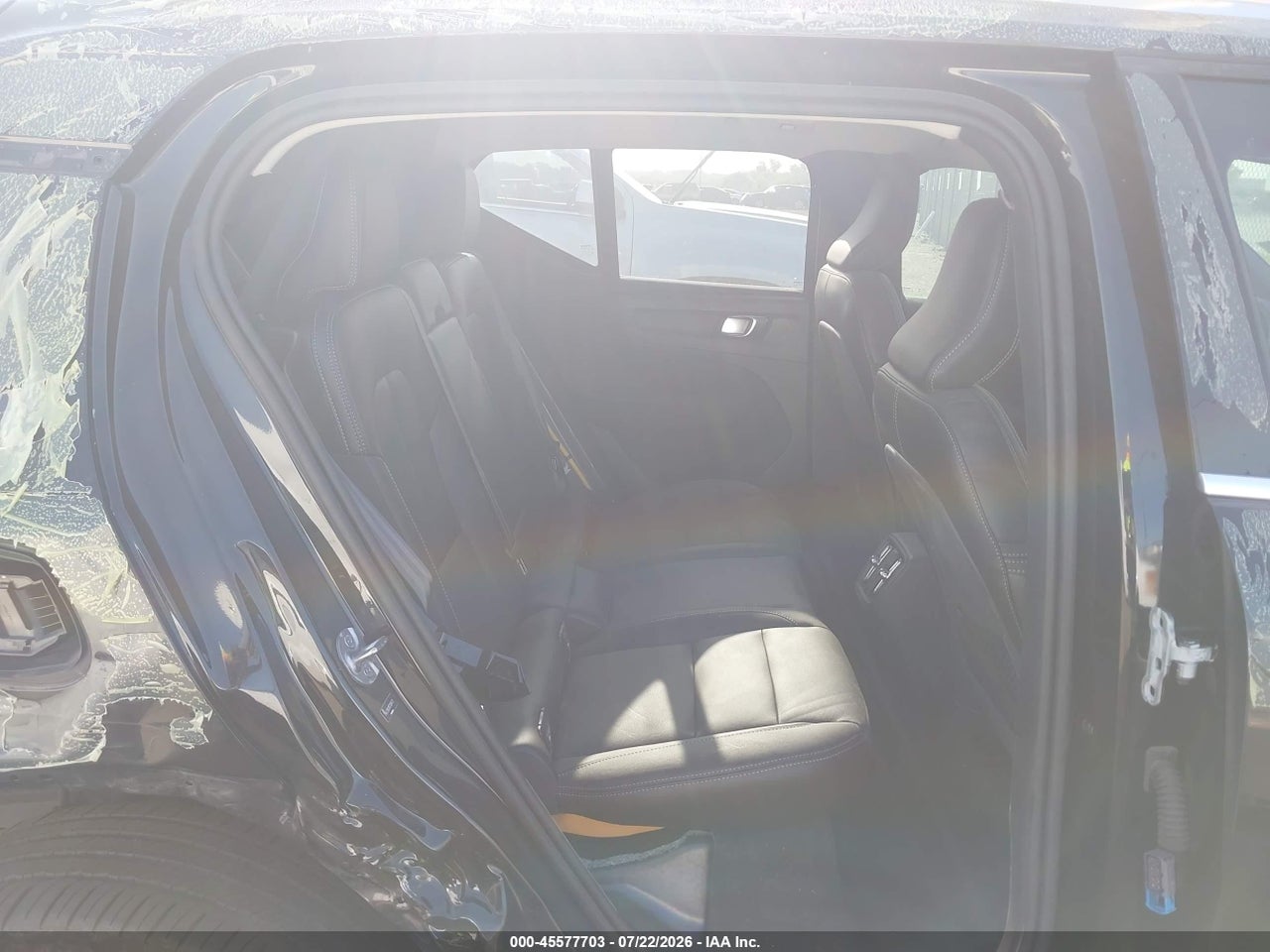 YV4L12UK2R2****** · 2024 VOLVO XC40 B5 CORE BRIGHT THEME · 8/11