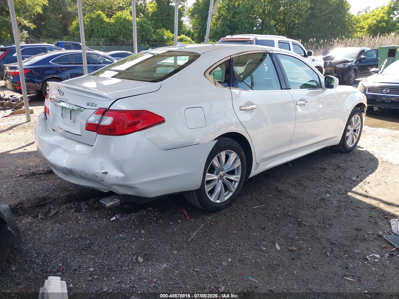 2011 INFINITI M37X   · 4/11