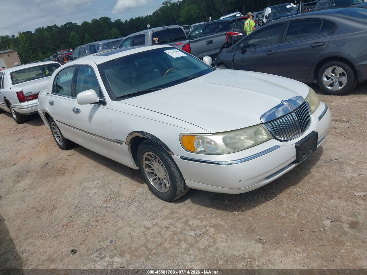 1LNHM82WX2Y****** · 2002 LINCOLN TOWN CAR SIGNATURE