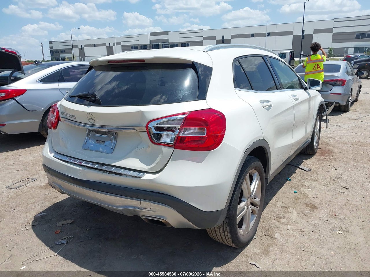 2016 MERCEDES-BENZ GLA 250   · 4/11
