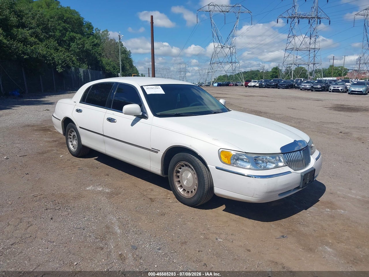 1LNHM81W6YY****** · 2000 LINCOLN TOWN CAR EXECUTIVE