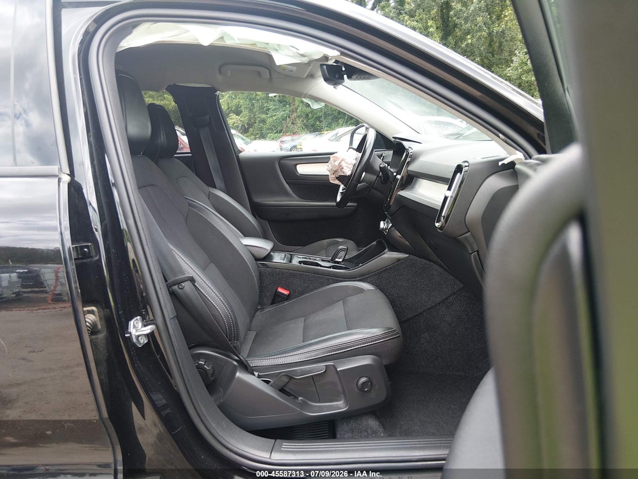 2020 VOLVO XC40 T5 MOMENTUM · 5/11