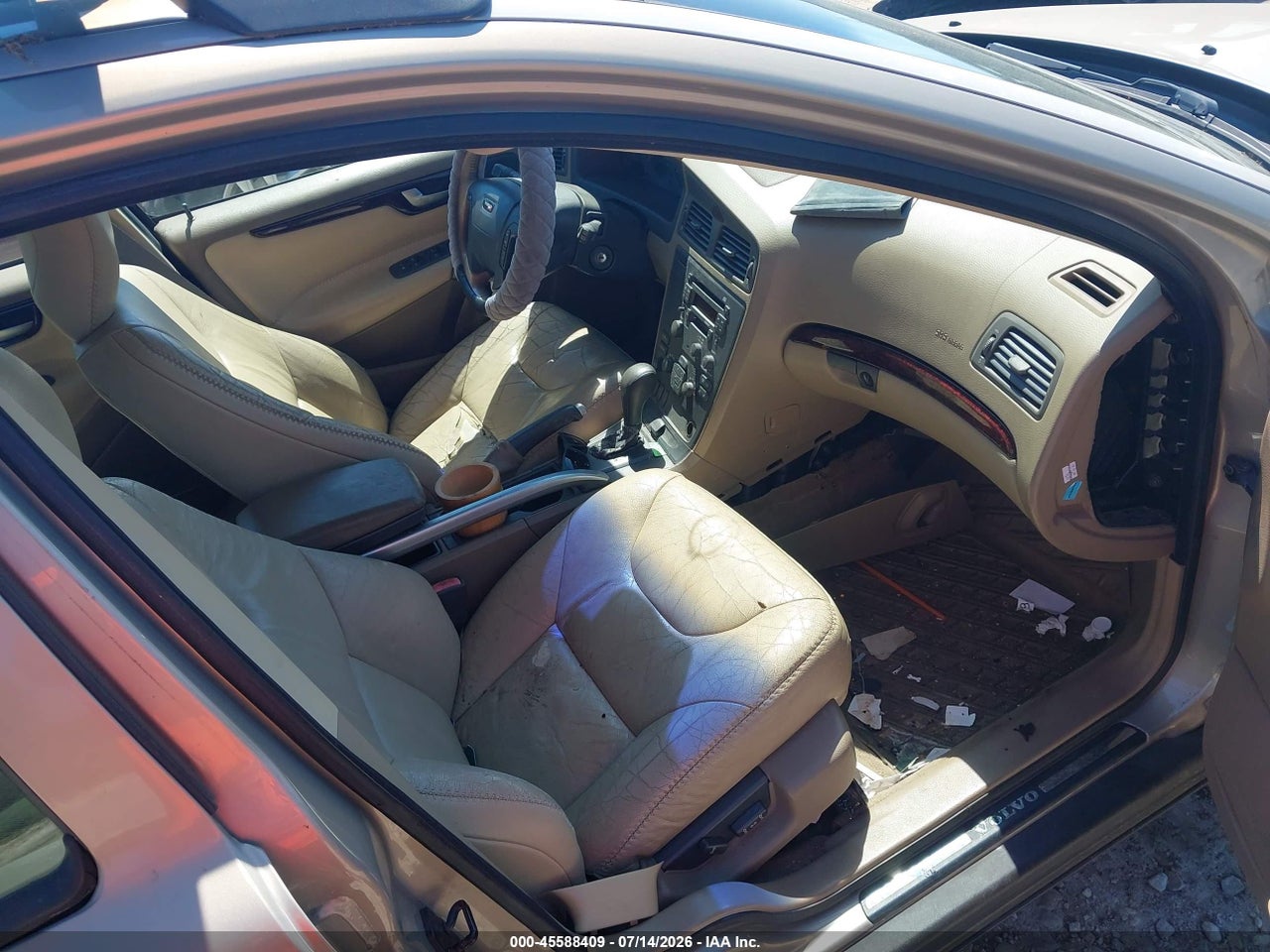 2002 VOLVO V70 XC · 5/11
