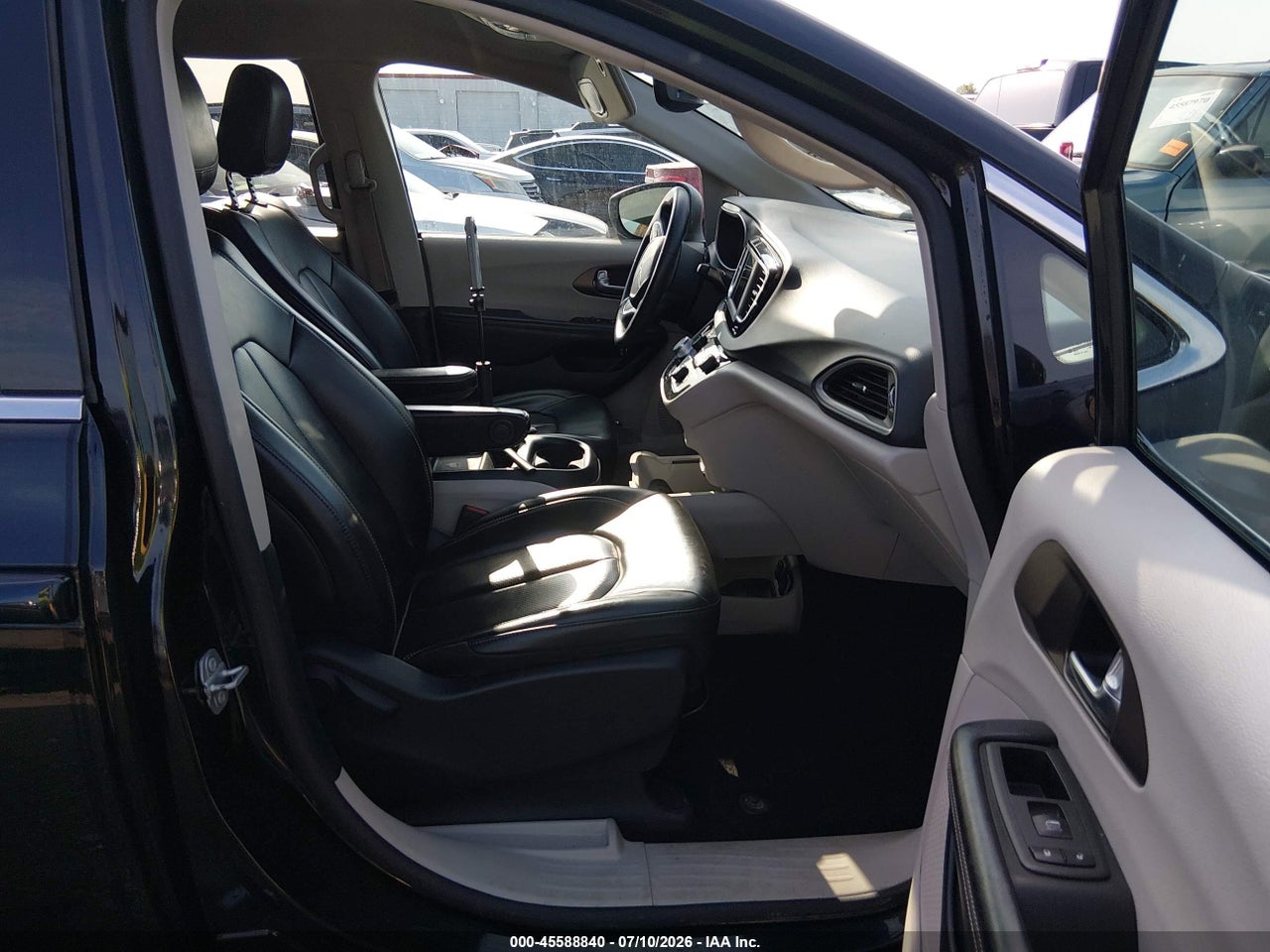 2020 CHRYSLER VOYAGER LXI · 5/11