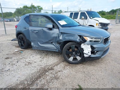 YV4162UK6N2****** · 2022 VOLVO XC40 T5 MOMENTUM