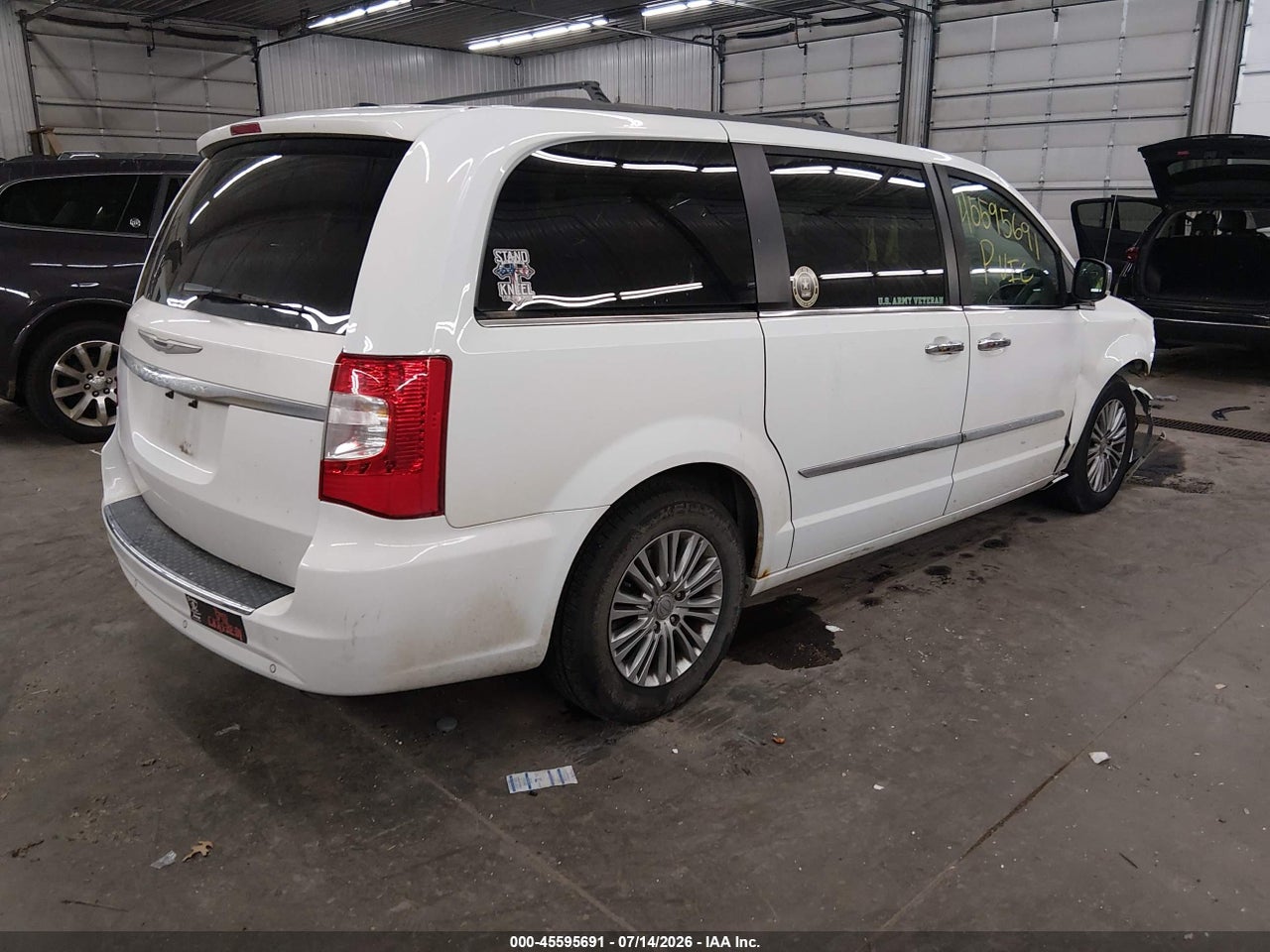 2015 CHRYSLER TOWN &amp; COUNTRY TOURING-L · 4/11