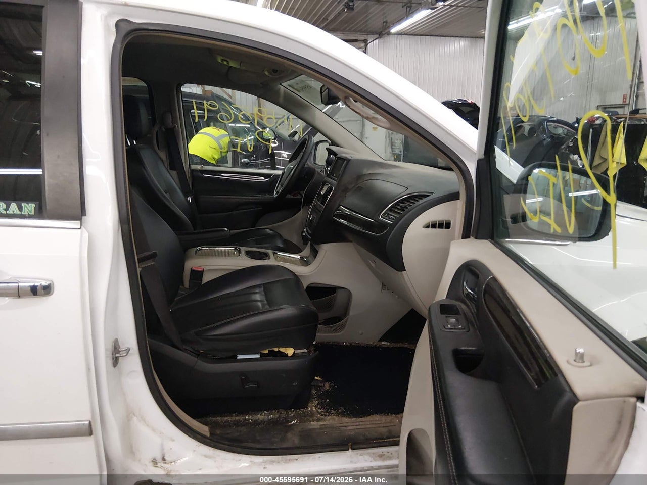 2015 CHRYSLER TOWN &amp; COUNTRY TOURING-L · 5/11