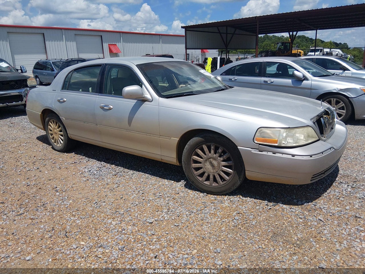 1LNHM81WX4Y****** · 2004 LINCOLN TOWN CAR SIGNATURE