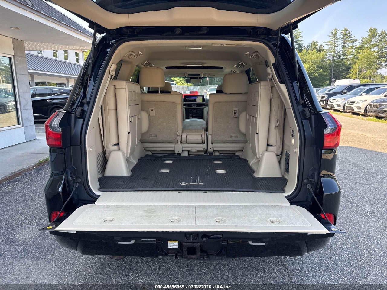 2017 LEXUS LX 570 · 6/10
