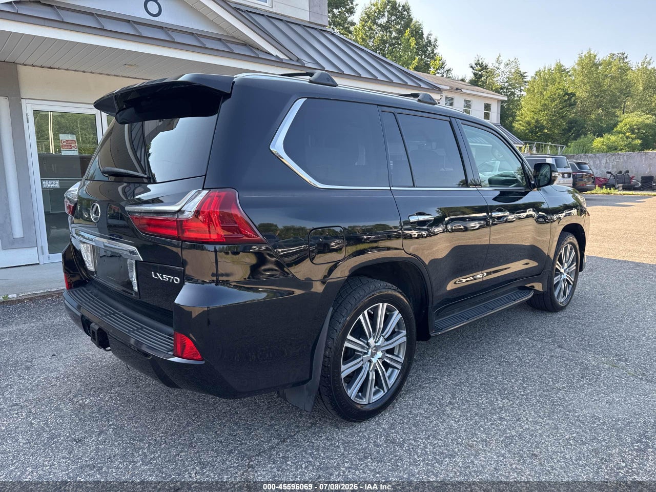 2017 LEXUS LX 570 · 4/10